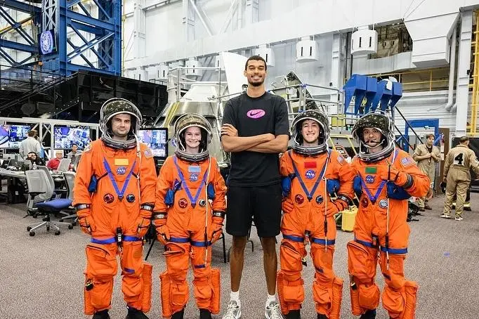 开云下载-马刺官方晒组图：文班造访NASA航天中心，并体验月球车驾驶