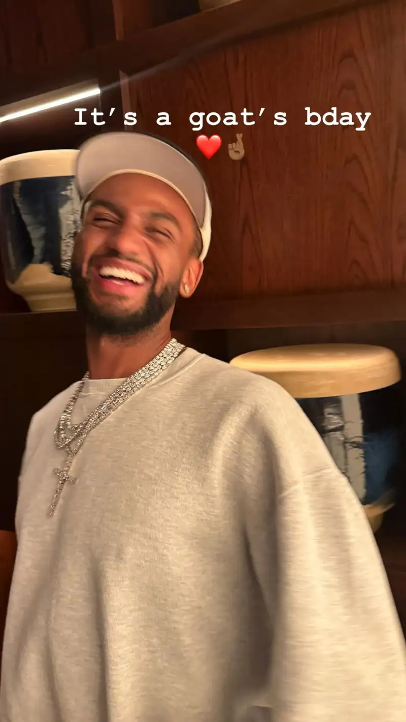 开云线上入口-哥俩好！亚历山大晒沃克笑容照：今天是一位GOAT的生日