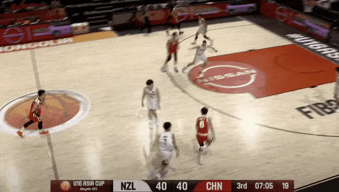 开云网站-赵博新空切接球强起上篮打进，中国U16反超2分打停新西兰