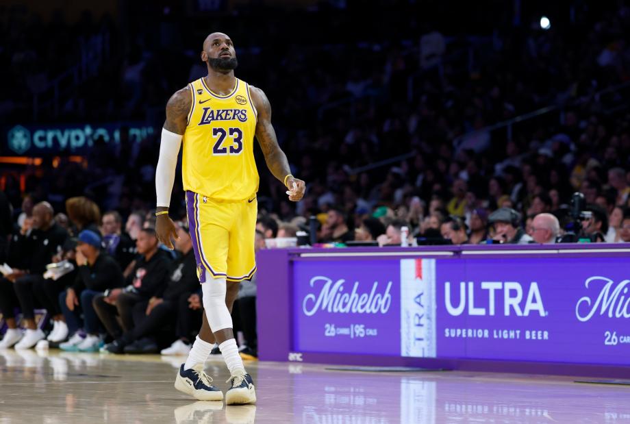 开云线上入口-詹姆斯29+9东契奇39分 鲍尔30+11湖人惨败黄蜂