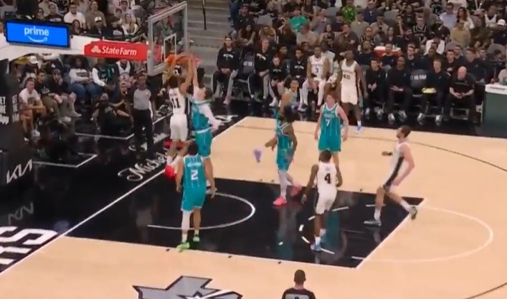 不愧是参加过扣篮大赛的！卡特·布莱恩特空切隔扣卡尔克布伦纳！